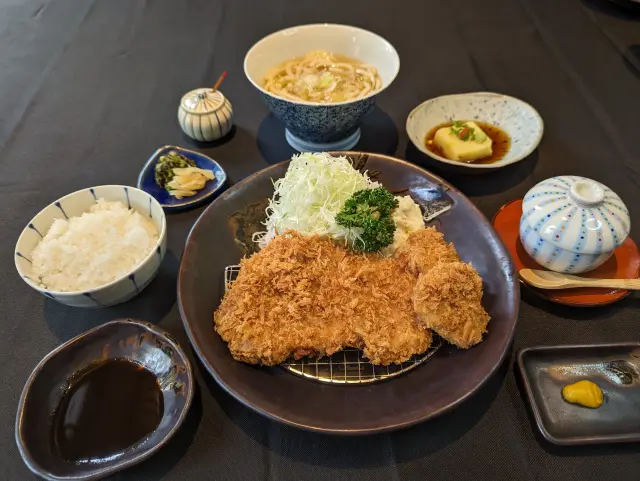 名物の黒豚を使った「黒豚とんかつ膳」