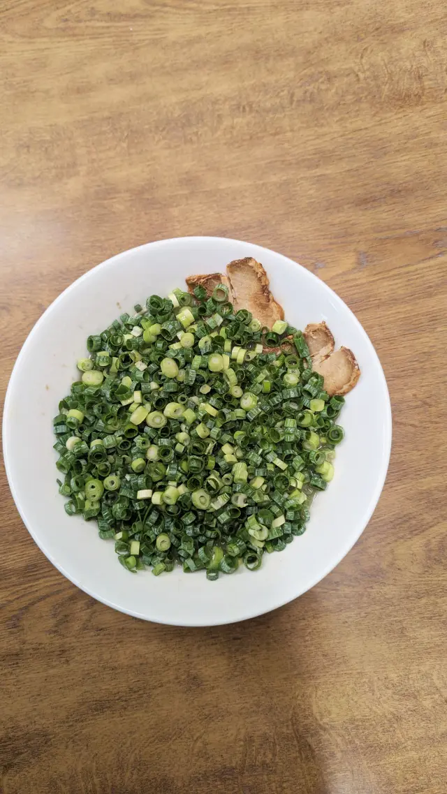 トッピングの青ネギは香りが高く、豚骨醤油との相性抜群