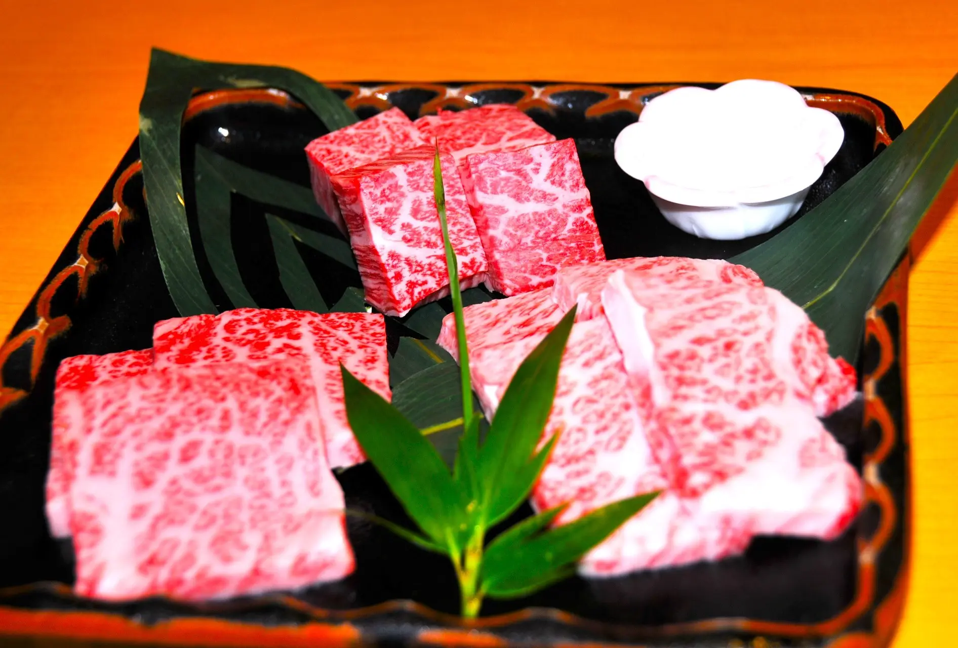 「特選 熊野牛3種盛り」で部位を食べ比べ