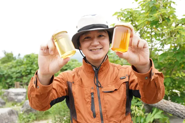 はちみつを仕入れる市川拓三郎さん