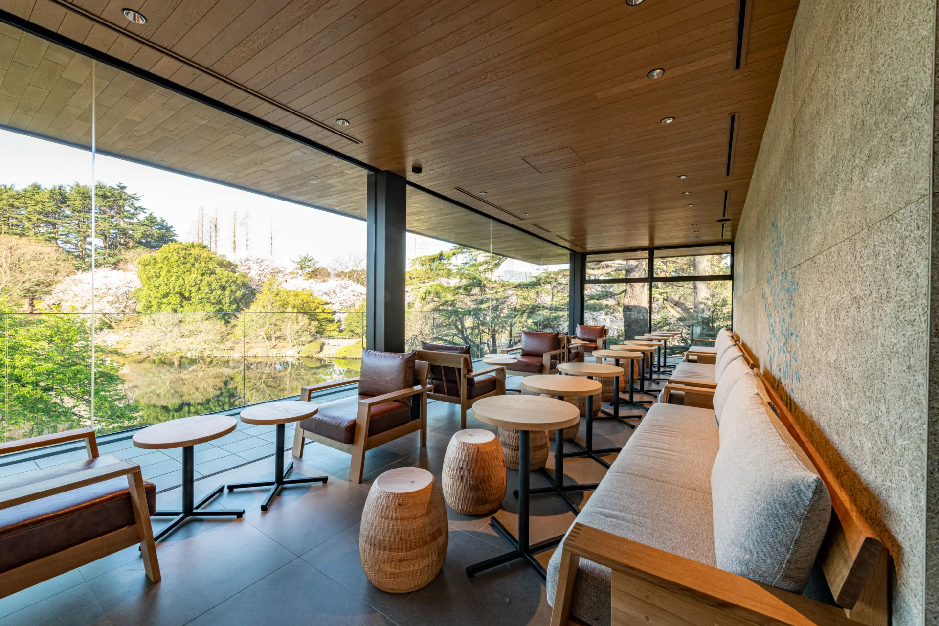 公園の豊かな自然を眺められる「スターバックス コーヒー 新宿御苑店」