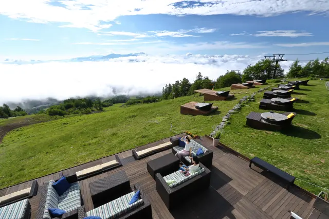 芝生に並んだガーデンソファからは、天気の良い日は雲海も望める