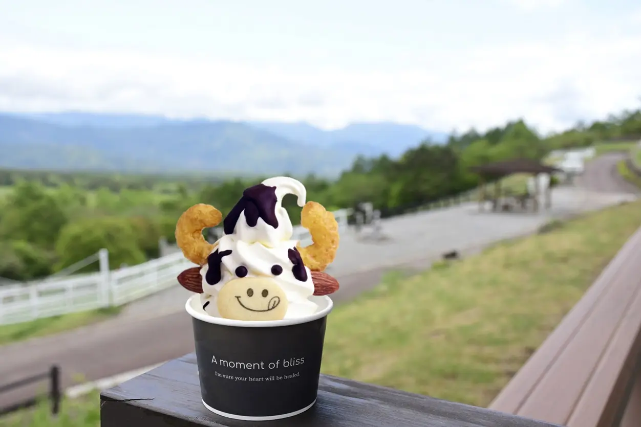 「まきばカフェ」で購入できる人気メニュー「牧場のウシさんソフト」