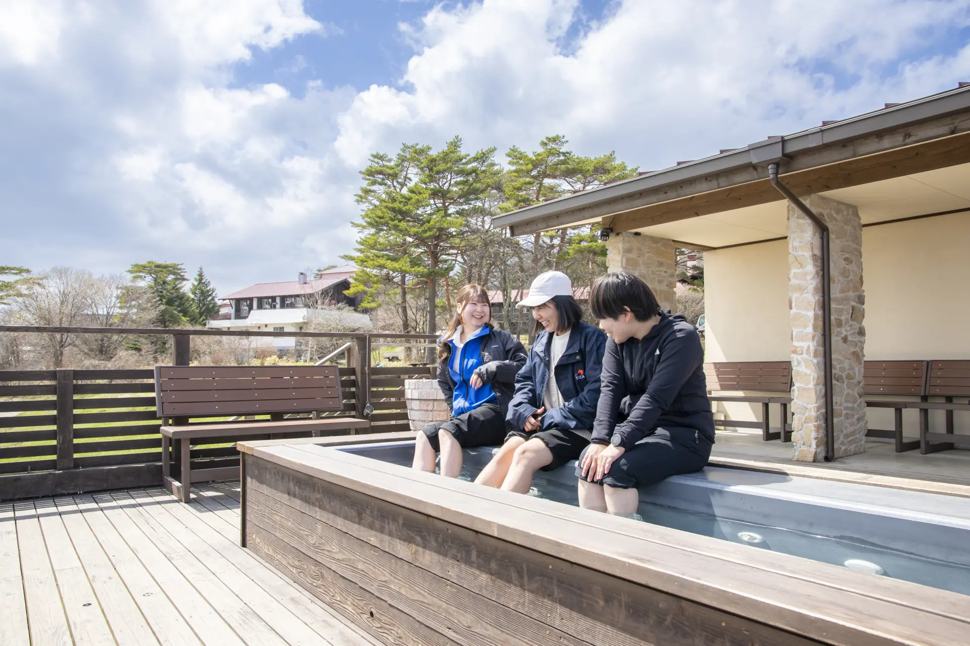 「清泉足汤」设于露台，任何人都可免费体验