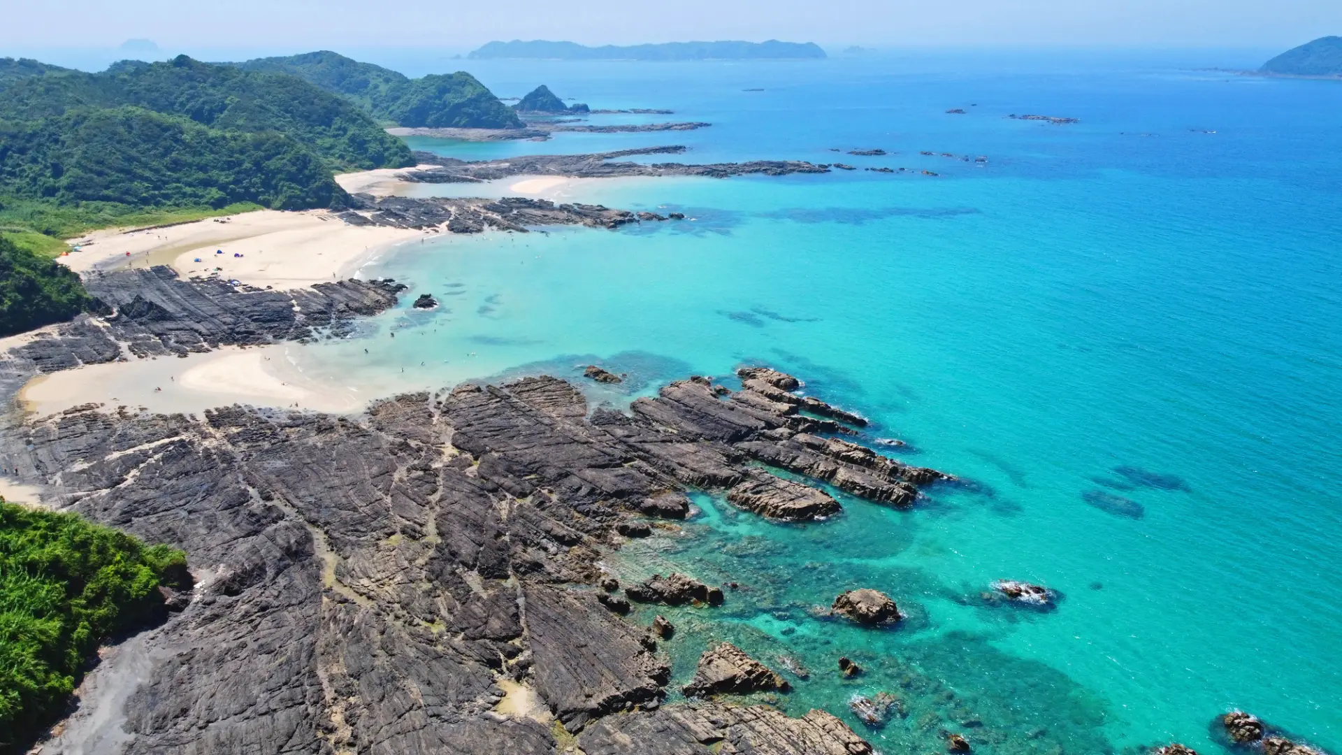 翡翠綠海水與白色沙灘交織出的絕美對比,有「熊本小沖繩」之美譽