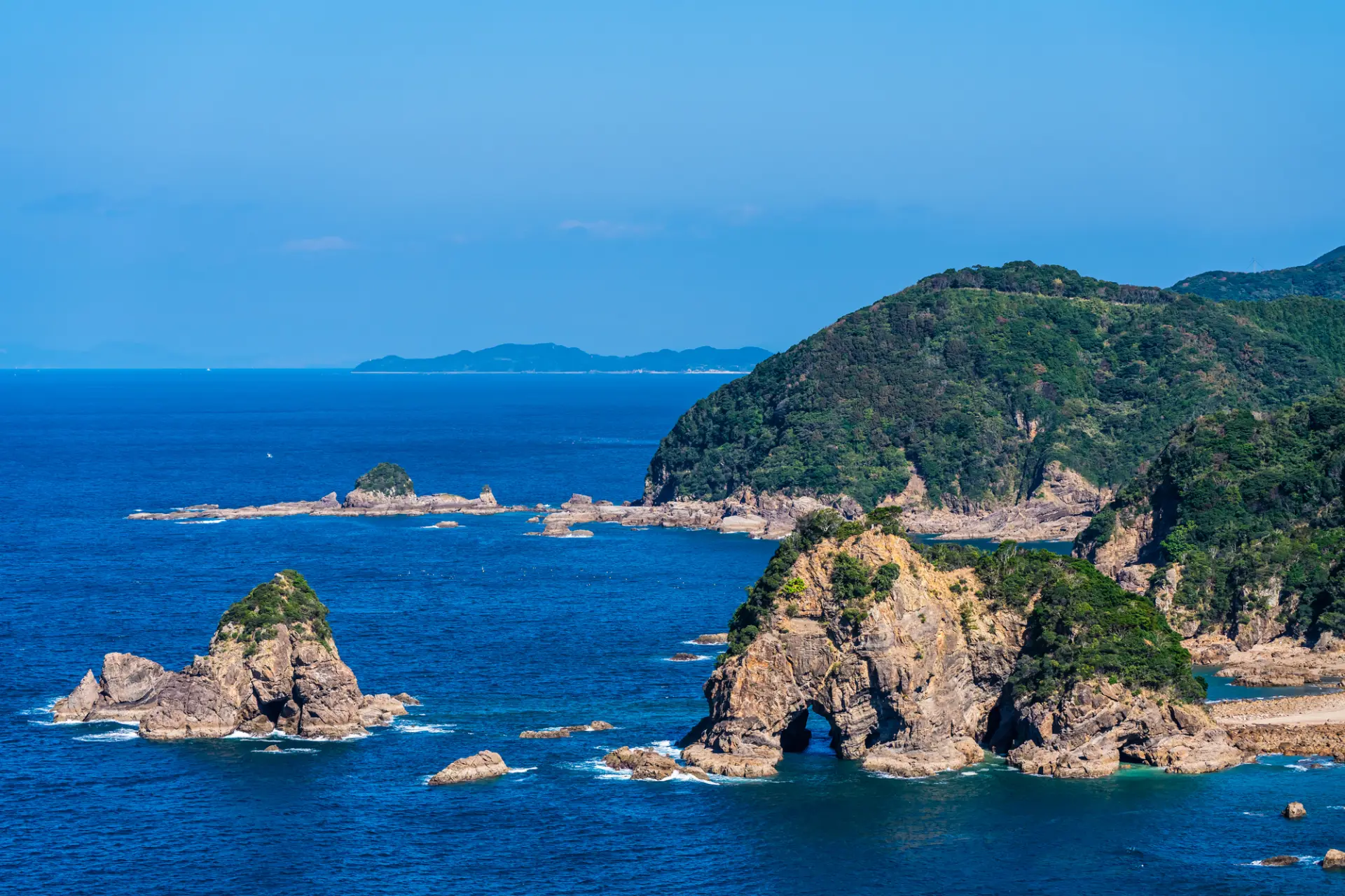 大海、奇岩與島嶼交織而成的壯麗絕景