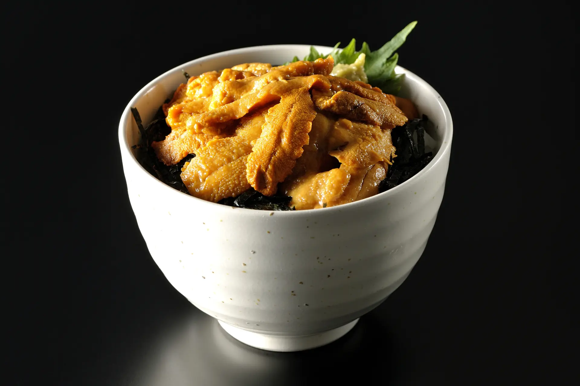 可同時品味紫海膽與赤海膽的奢華「生海膽丼」(示意圖)