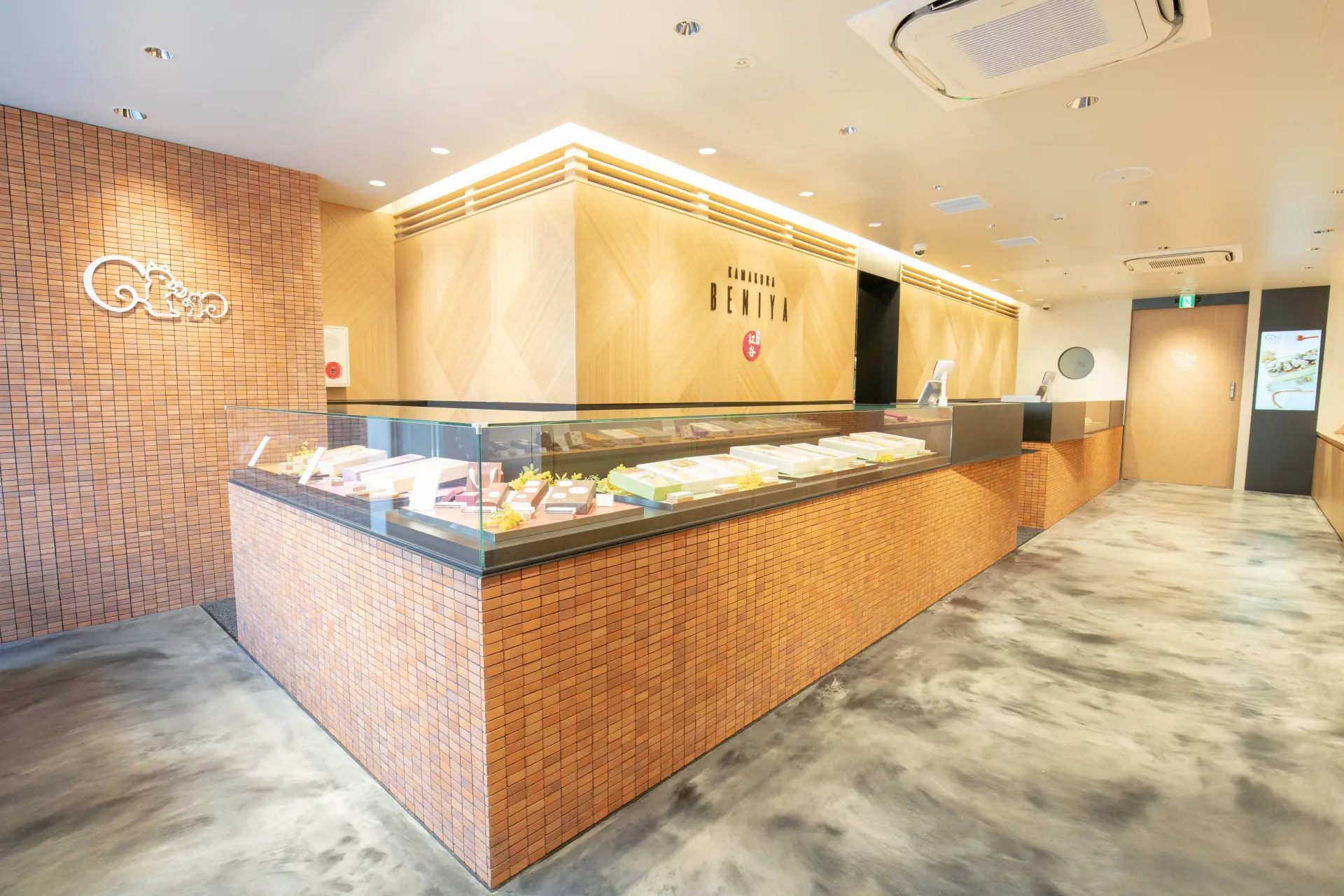 若宮大路沿い、鶴岡八幡宮の近くに店を構える老舗菓子店