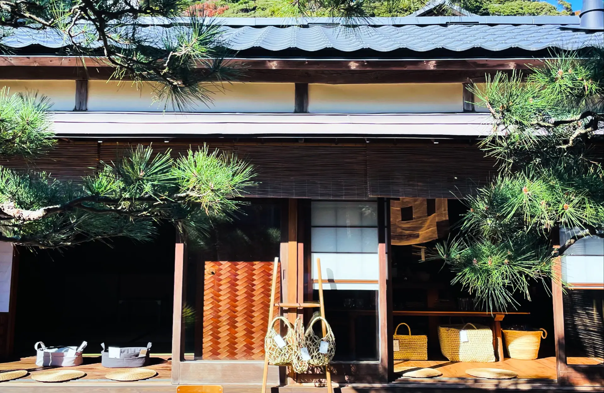 店內饒富意趣和溫暖,擺滿了日本國內生產或手工製作的精選雜貨