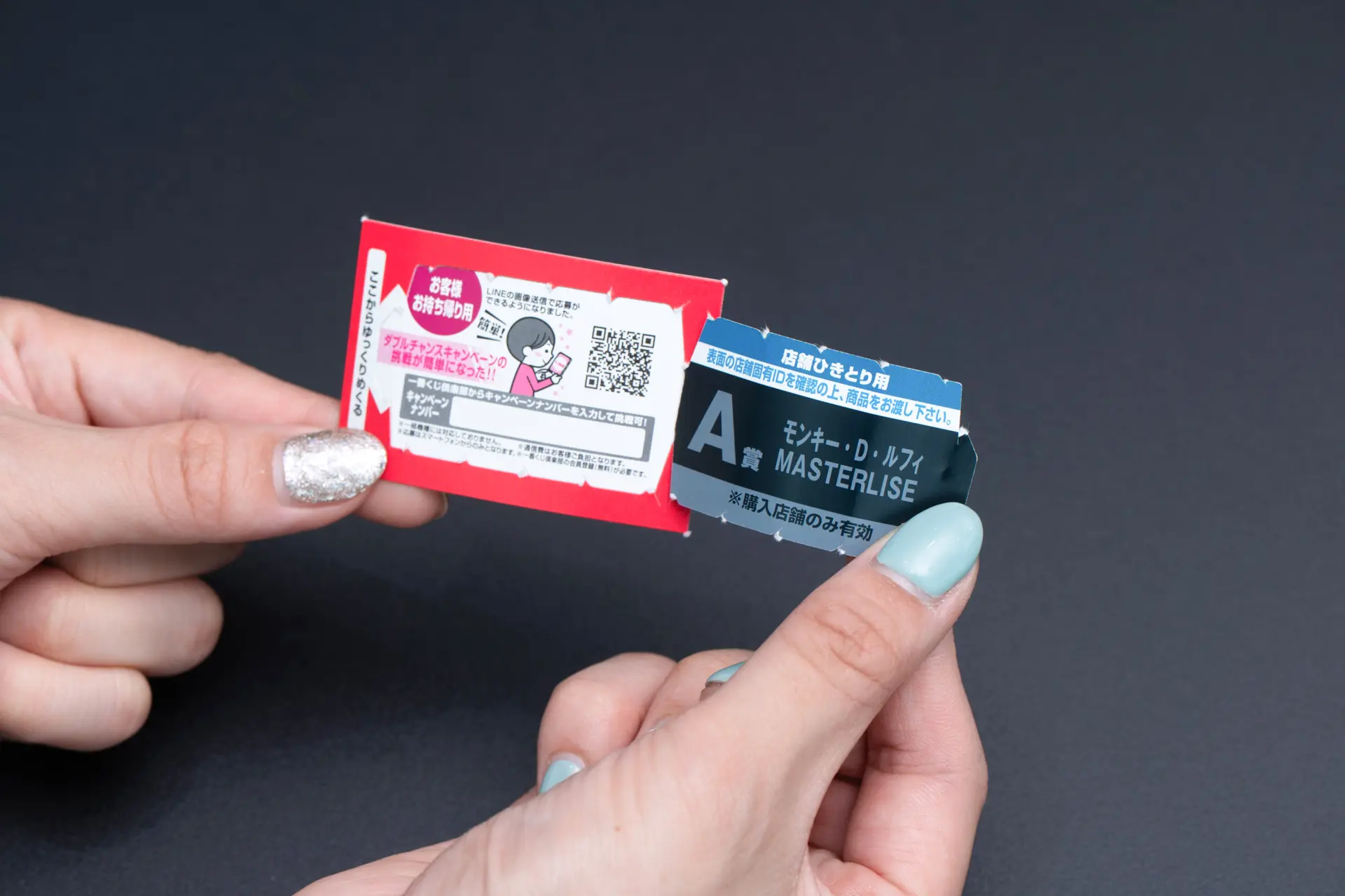 伴随着撕开签券的声音,确认中奖奖项的瞬间,让人充满期待