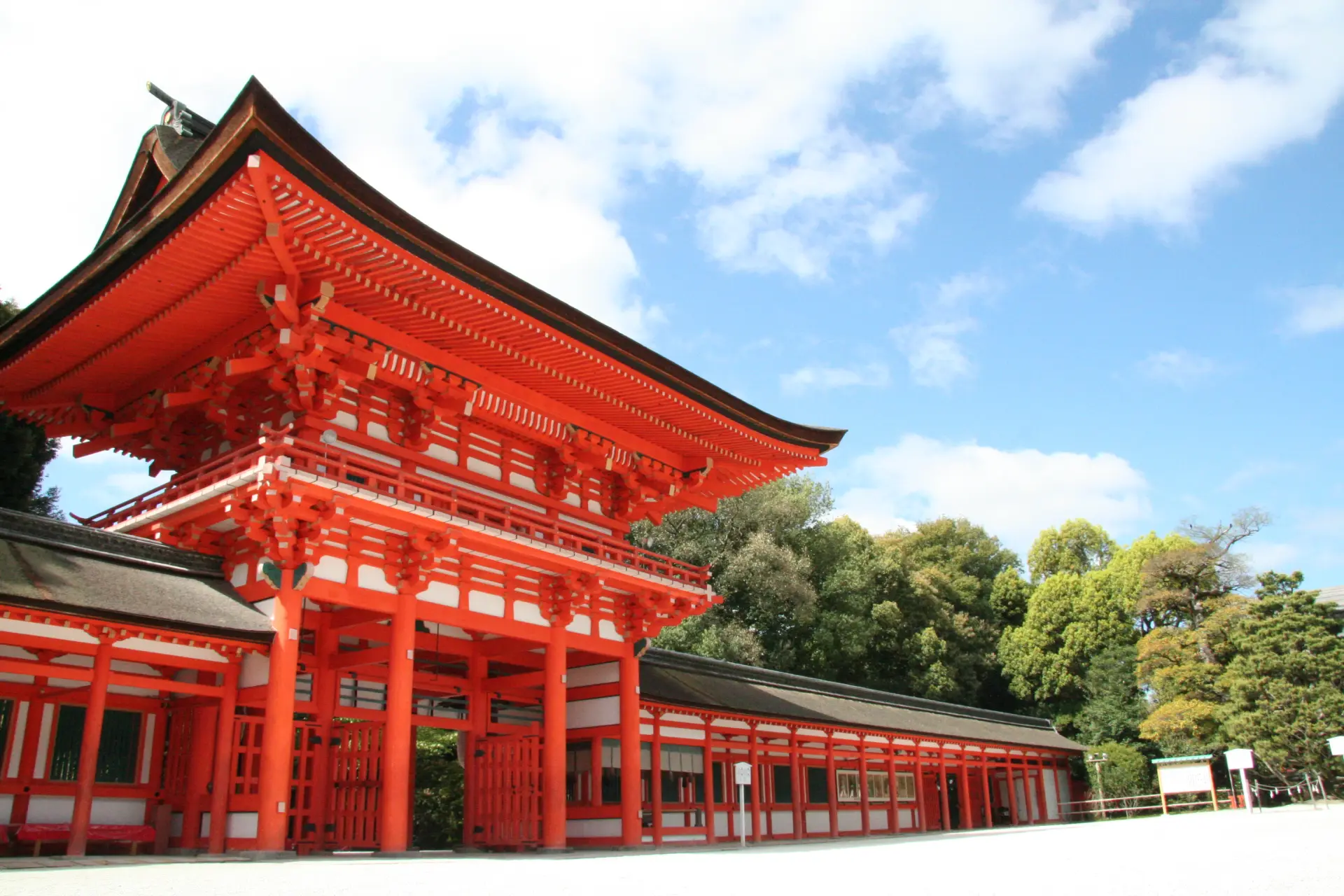 京都乃至日本最古老的神社之一，照片為被指定為重要文化財的樓門