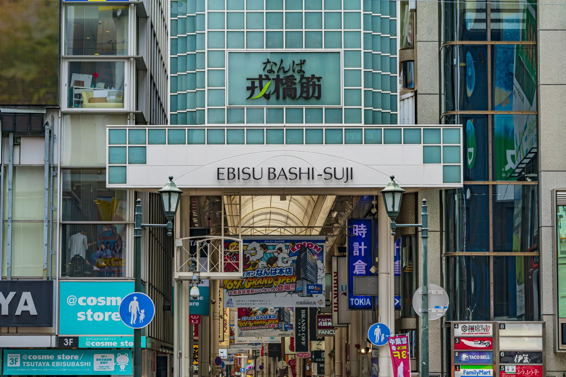 在戎橋筋商店街尋找特色伴手禮，盡情享受購物樂趣