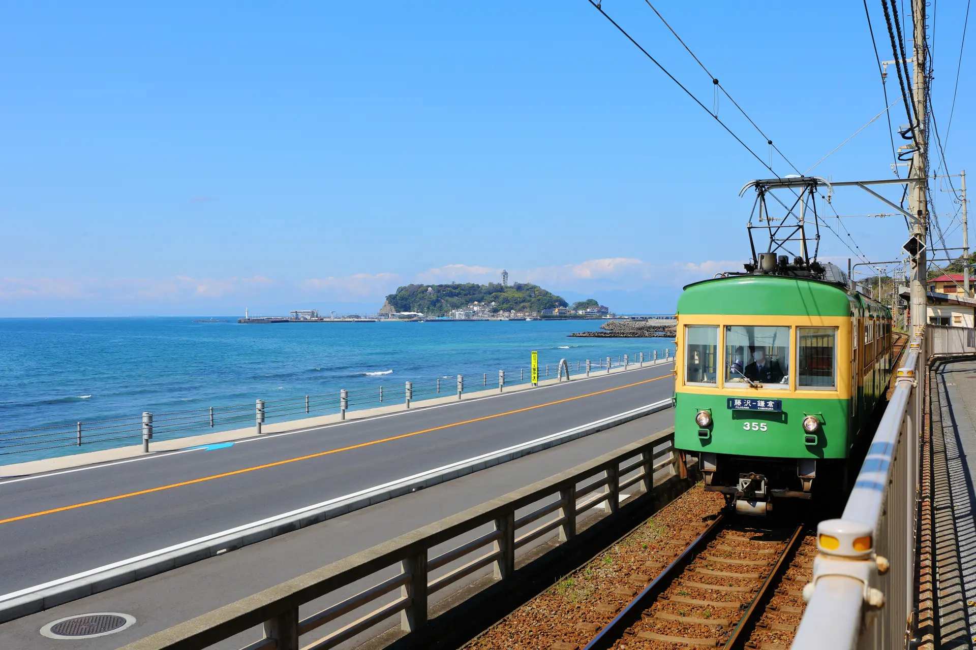 古都鎌倉と江の島を走る人気電車