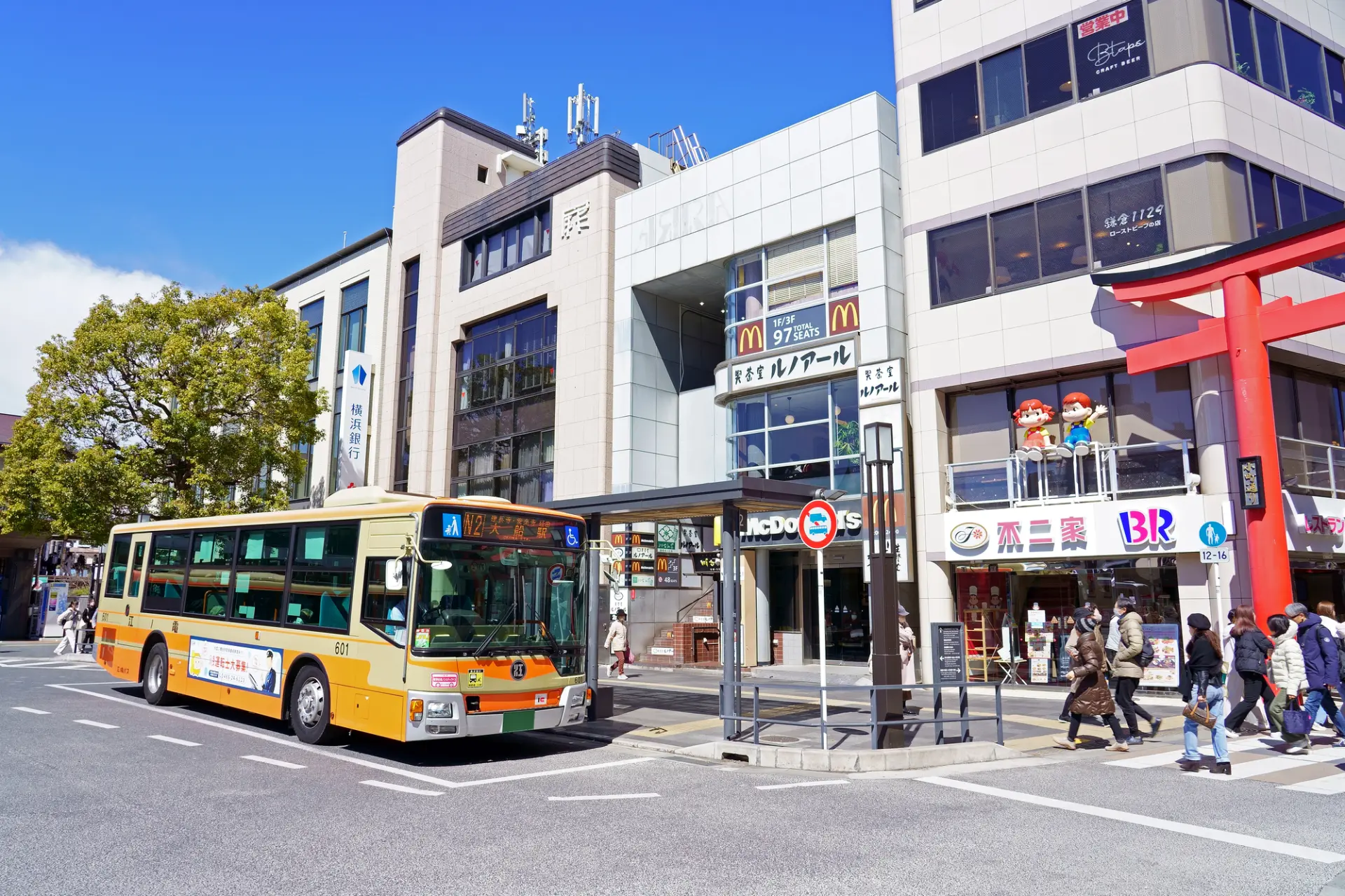 電車では行きづらいスポットへの移動手段となる江ノ電バス