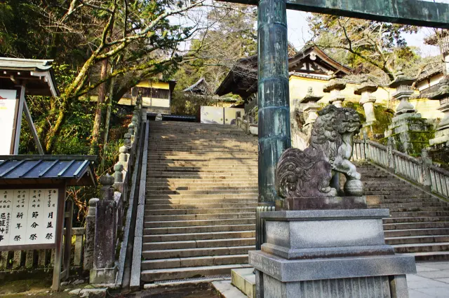 前往本宮需登上漫長石階的金刀比羅宮