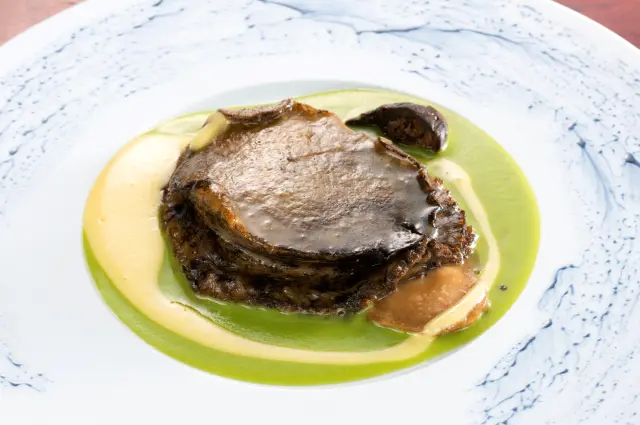 蒸し鮑にピュレ状ソースを合わせた一皿