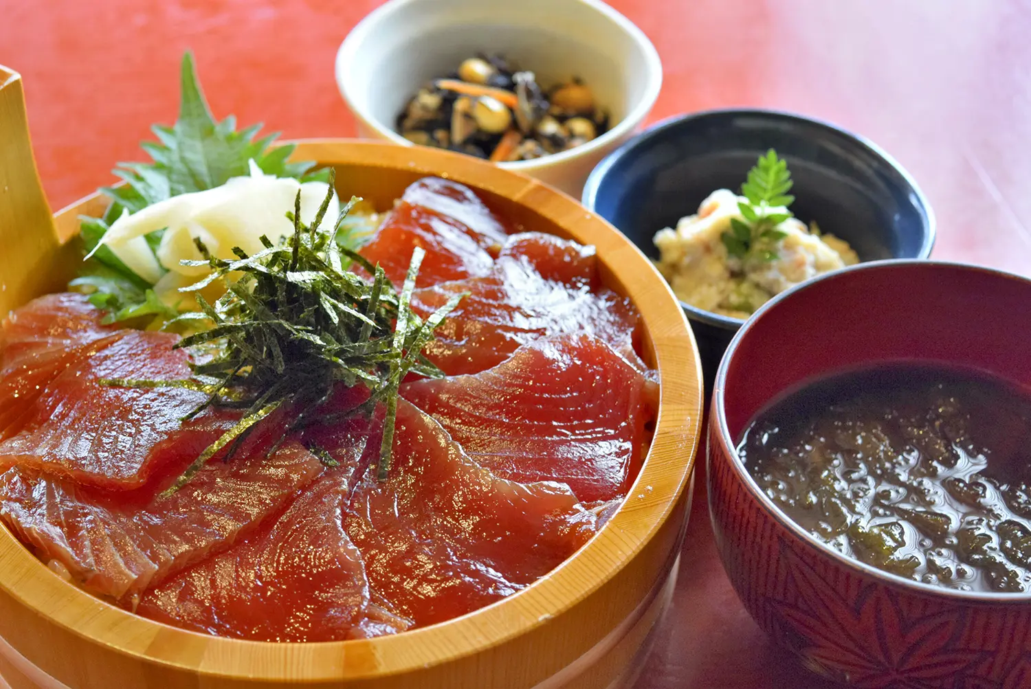 濃厚な鰹の旨みと酢飯と合う「てこね寿し」