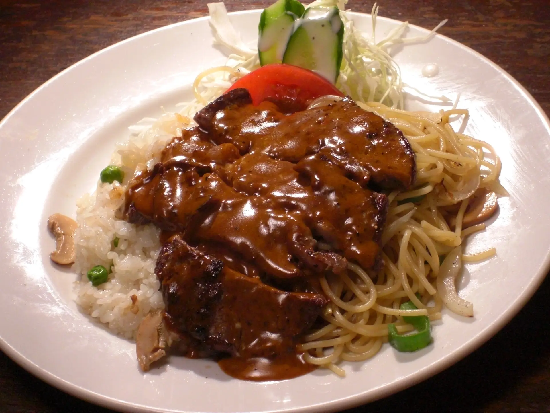 カレーソースがたっぷりかかったトルコライス