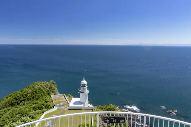 從斷崖峭壁的岬角上飽覽太平洋全景