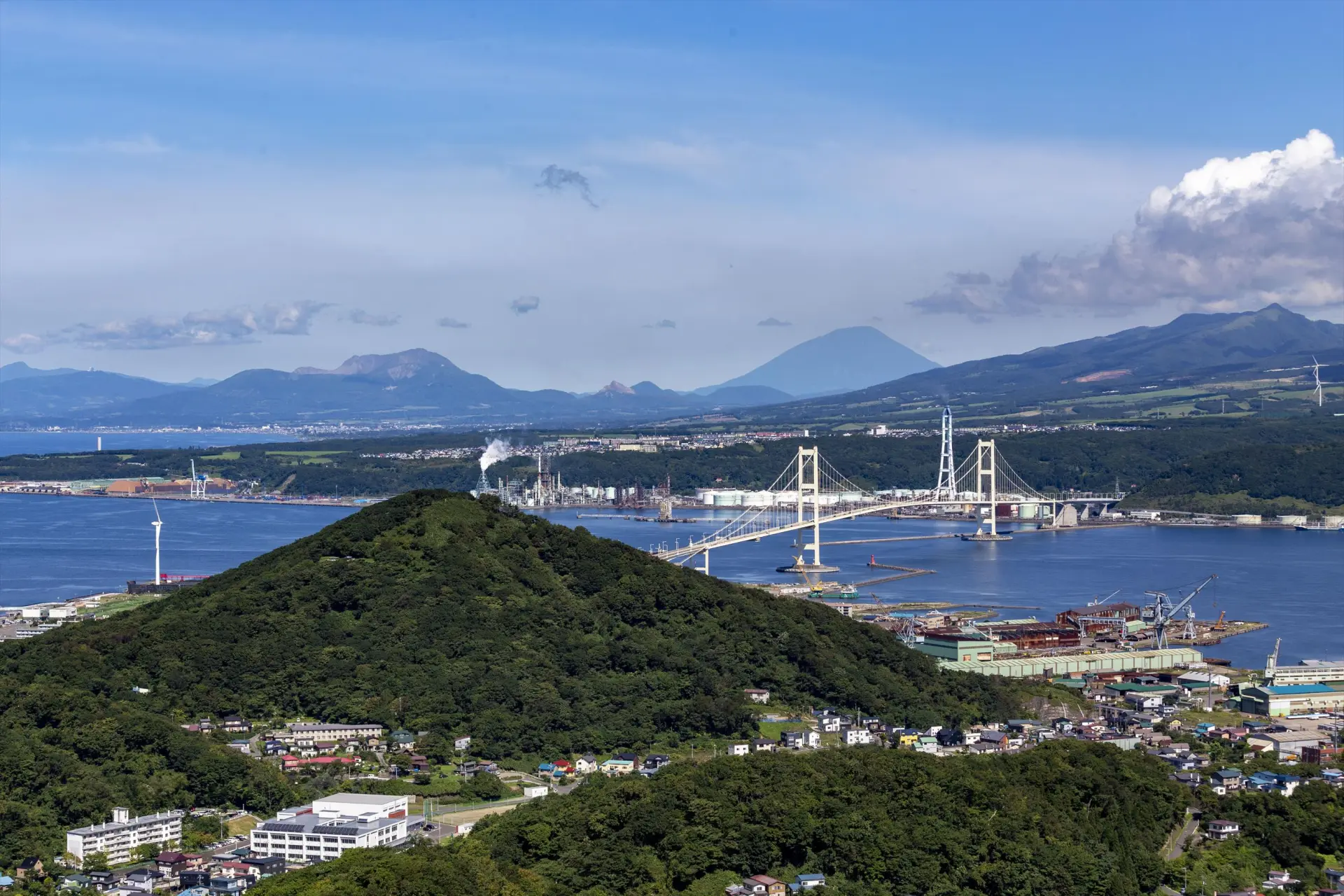 測量山山頂から360度の大パノラマと夜景を楽しめる