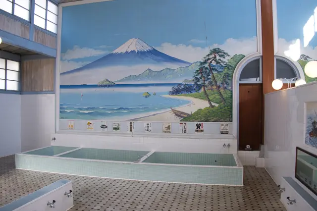 富士山の背景絵を見ながらゆっくり湯に浸かろう