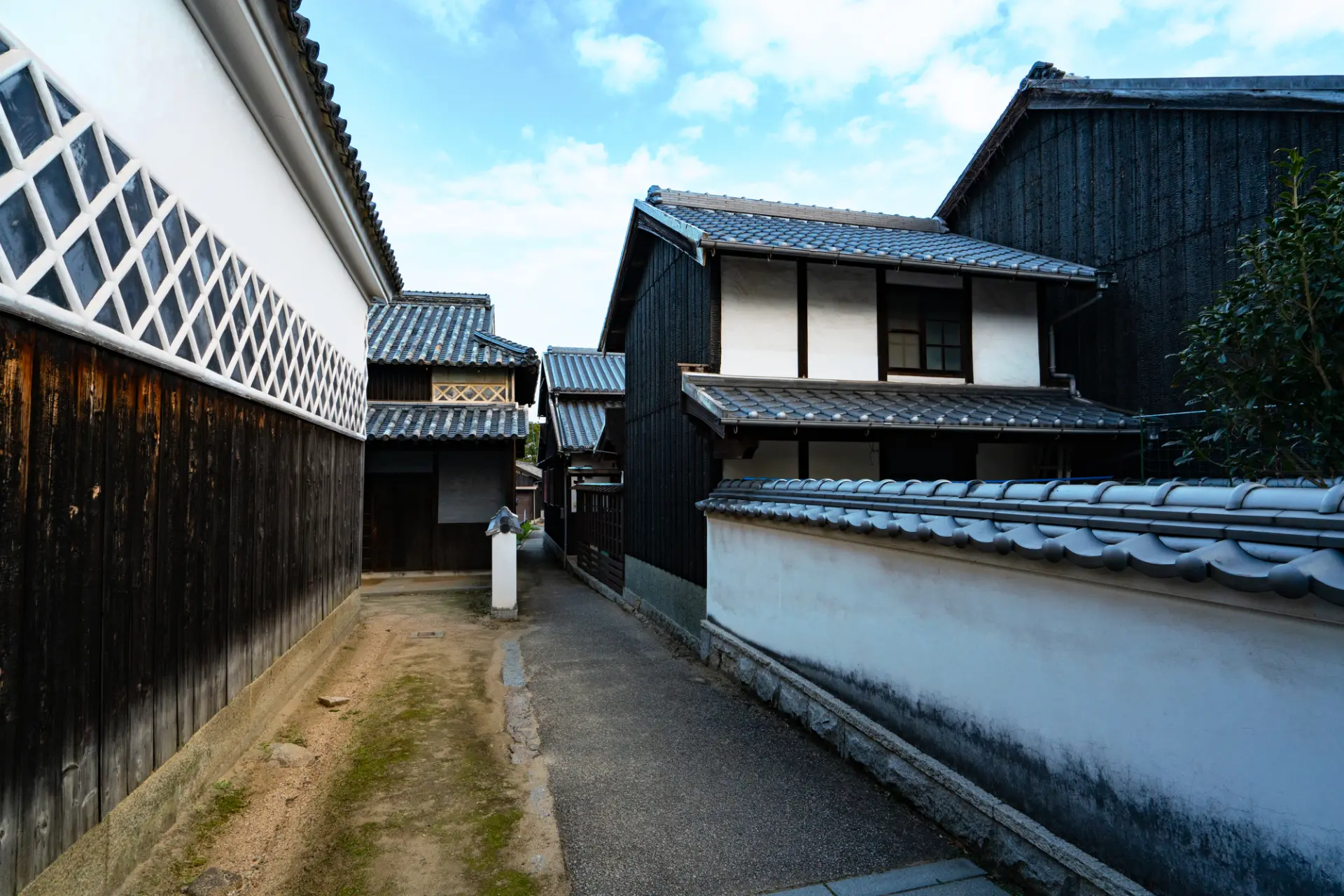重要伝統的建造物群保存地区に選定されたまち並も見どころ
