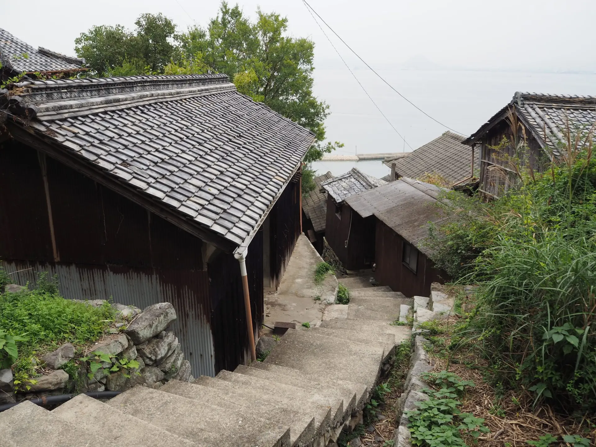 独特の景観を形づくる階段上に建つ古民家