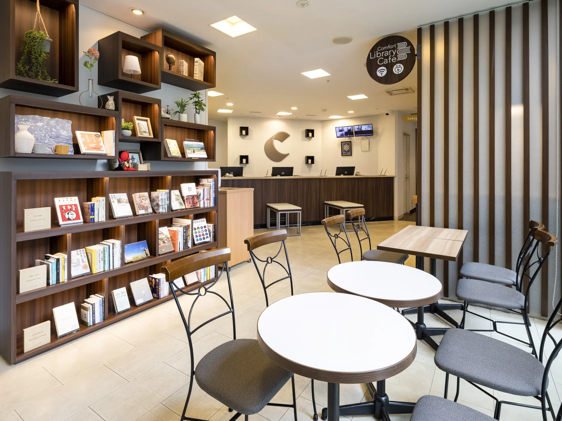コーヒーや紅茶などのドリンクも無料で楽しめるコンフォートライブラリーカフェ