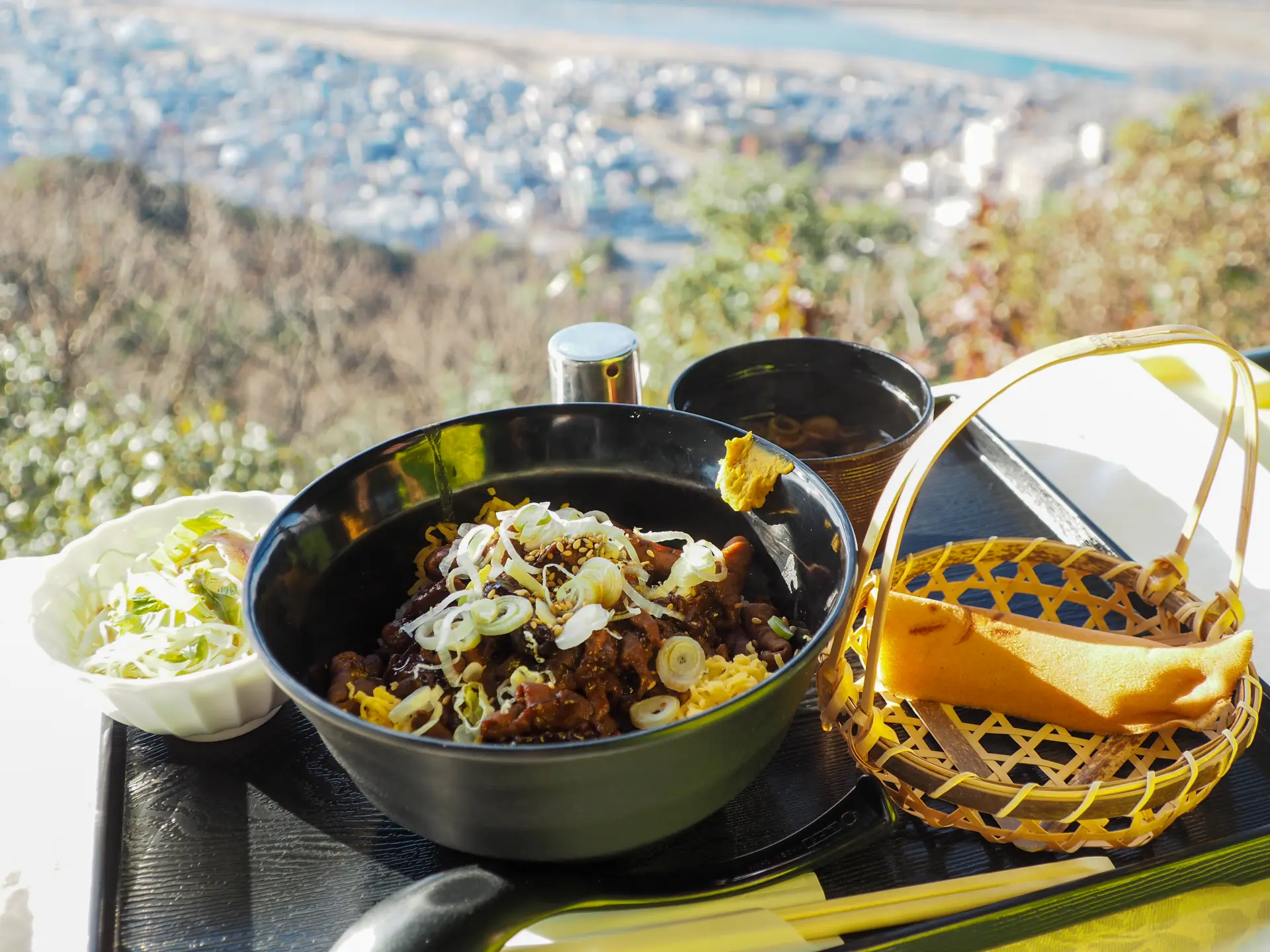 「信長どて丼」は、岐阜市のグルメフェスティバルでグランプリを獲得したことも