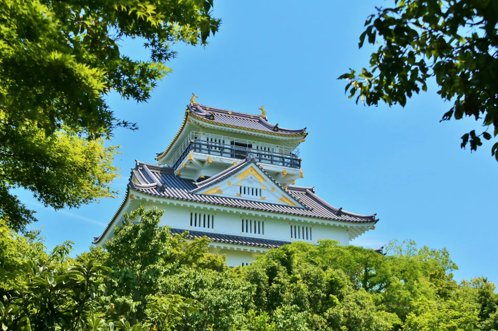 金華山の山頂に佇む、3層4階構造の城