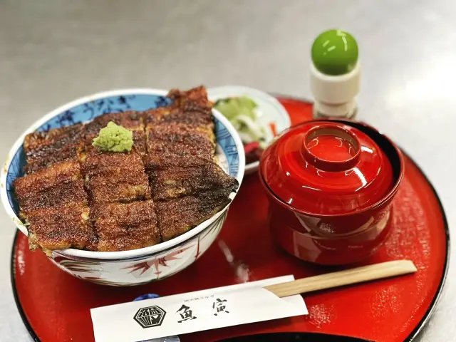 うなぎ一本を使用した「上丼」のほか、ひつまぶしなど多彩なメニューが楽しめる