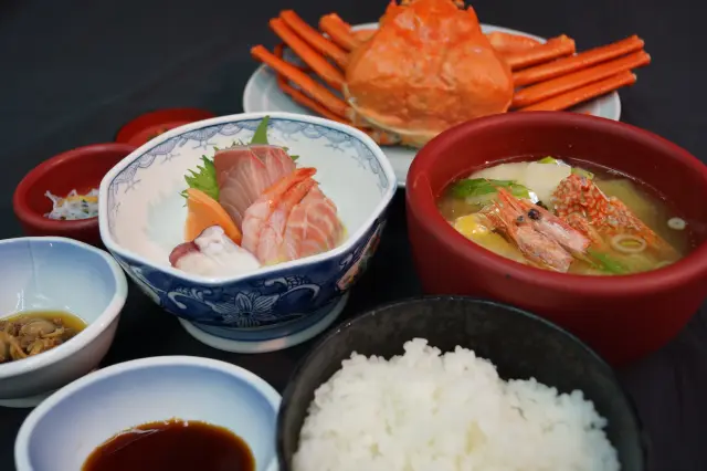 紅ズワイガニ姿を味わえる「まるなか定食」