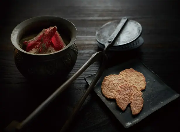 坂角総本舖--海老煎餅