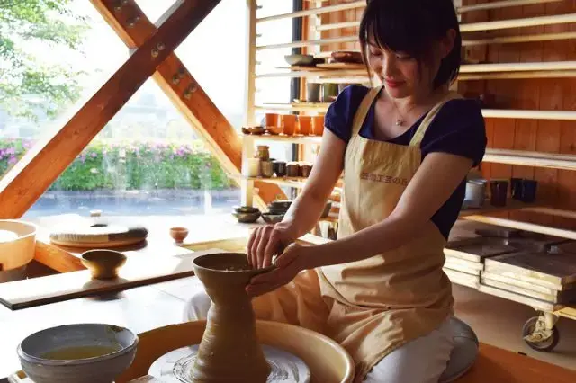 伝統工芸品の笠間焼の陶芸体験ができる、アート・自然・食を楽しめる複合施設
