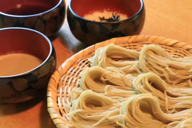 3種類のつゆを食べ比べできる「そば三昧」