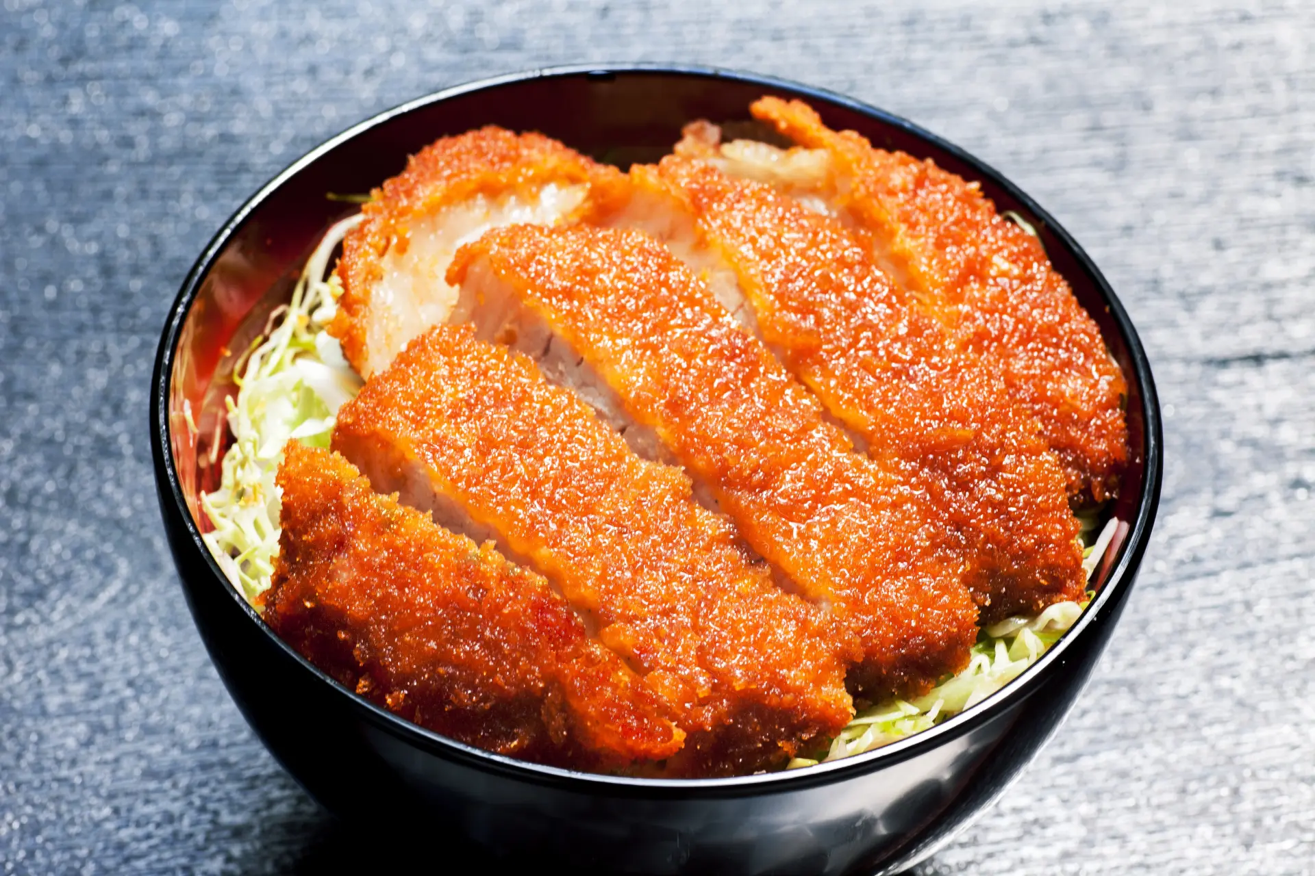 名物「ソースかつ丼」には200gのロースカツがのる