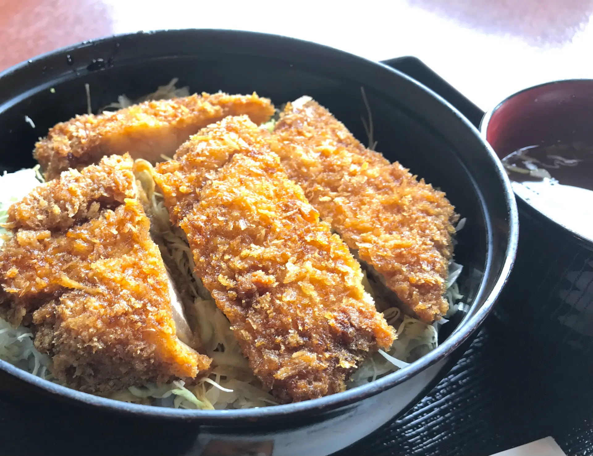 上質な豚肉と地元産のコシヒカリを使用
