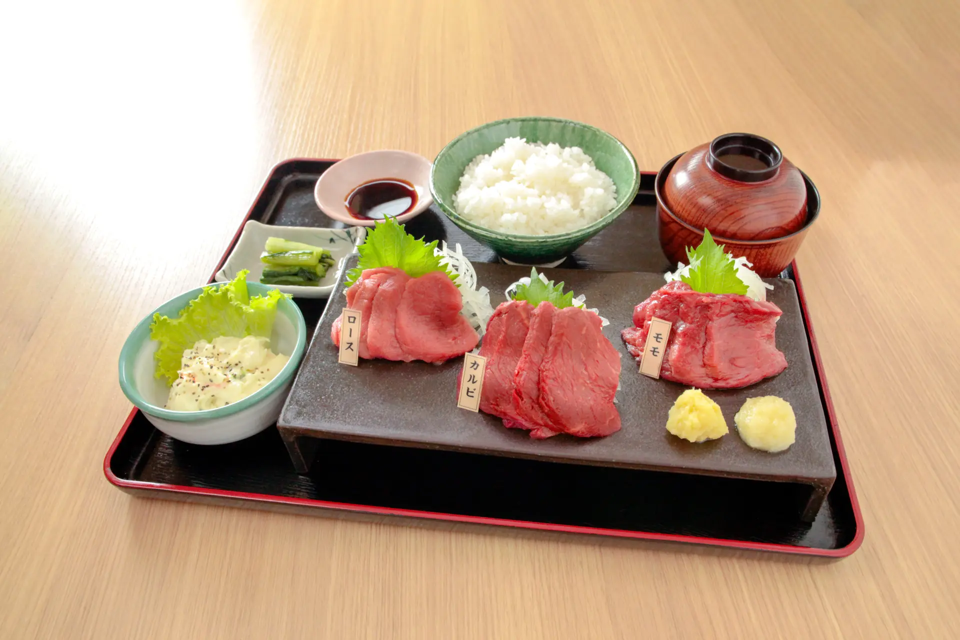 人気メニューの「馬刺し三昧定食」