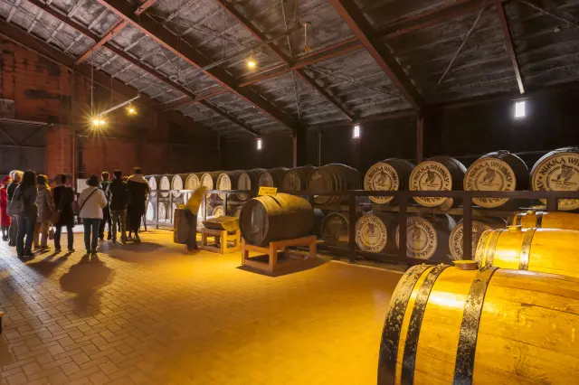 豊かな自然に囲まれた赤れんがの蒸留所