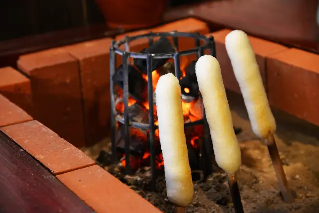 「きりたんぽ」は炭火で焼く本格派