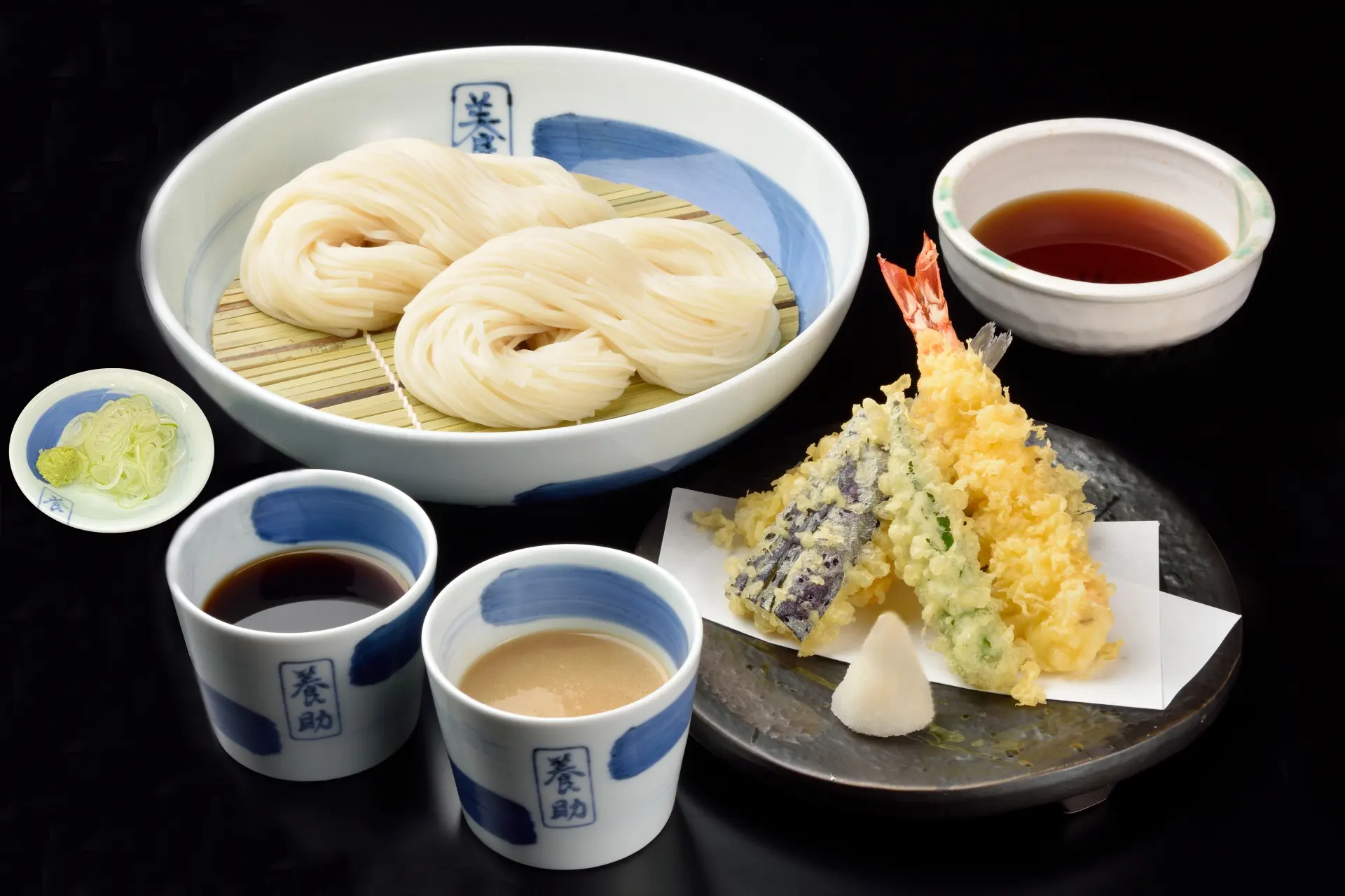 2種類のつゆが楽しめる「二味天せいろ」