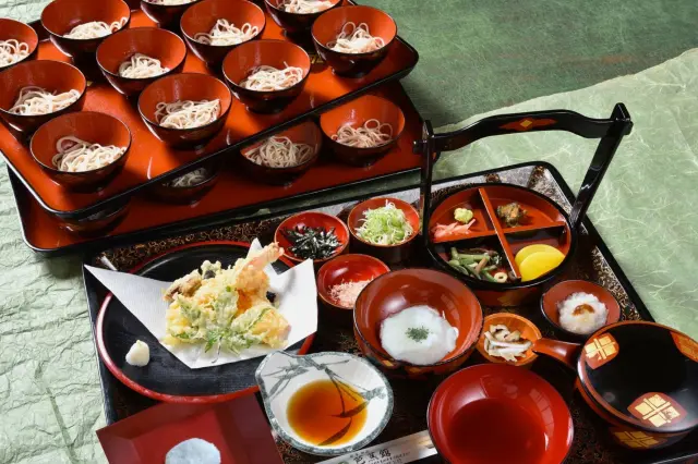 秀衡塗りのお椀に盛られた「盛出し式わんこそば」