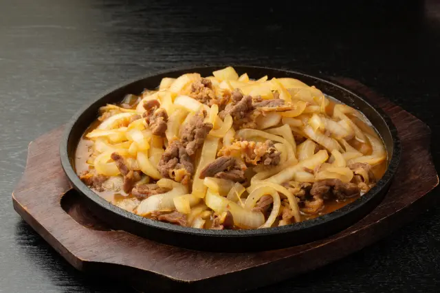 肉の旨みと玉ねぎの甘みが調和する「十和田バラ焼き」