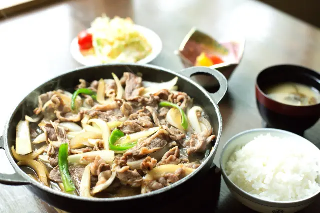 バラ肉と玉ねぎの旨みを堪能できる「十和田バラ焼き」