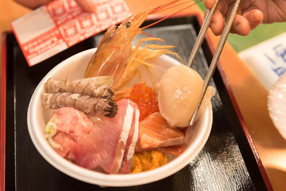 青森特産のホタテをはじめ、新鮮な魚介をたっぷりのせられる
