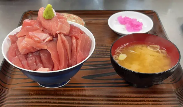 たっぷりとマグロがトッピングされた「マグロ丼」