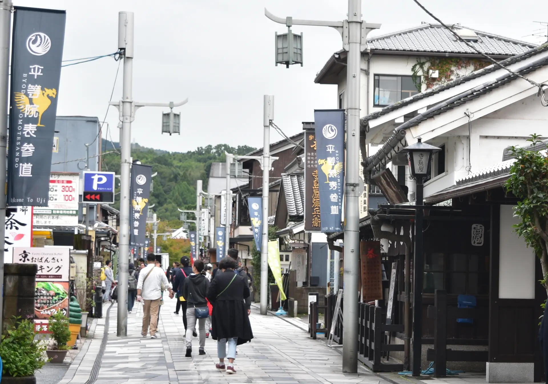 清々しい宇治茶の香り漂う門前通り