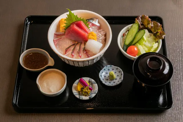 所有海鮮丼皆附味噌湯與小菜，讓人更加滿足
