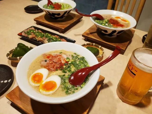 在广受在地人喜爱的「面屋GAGA  天神店」品尝香醇浓郁的豚骨拉面