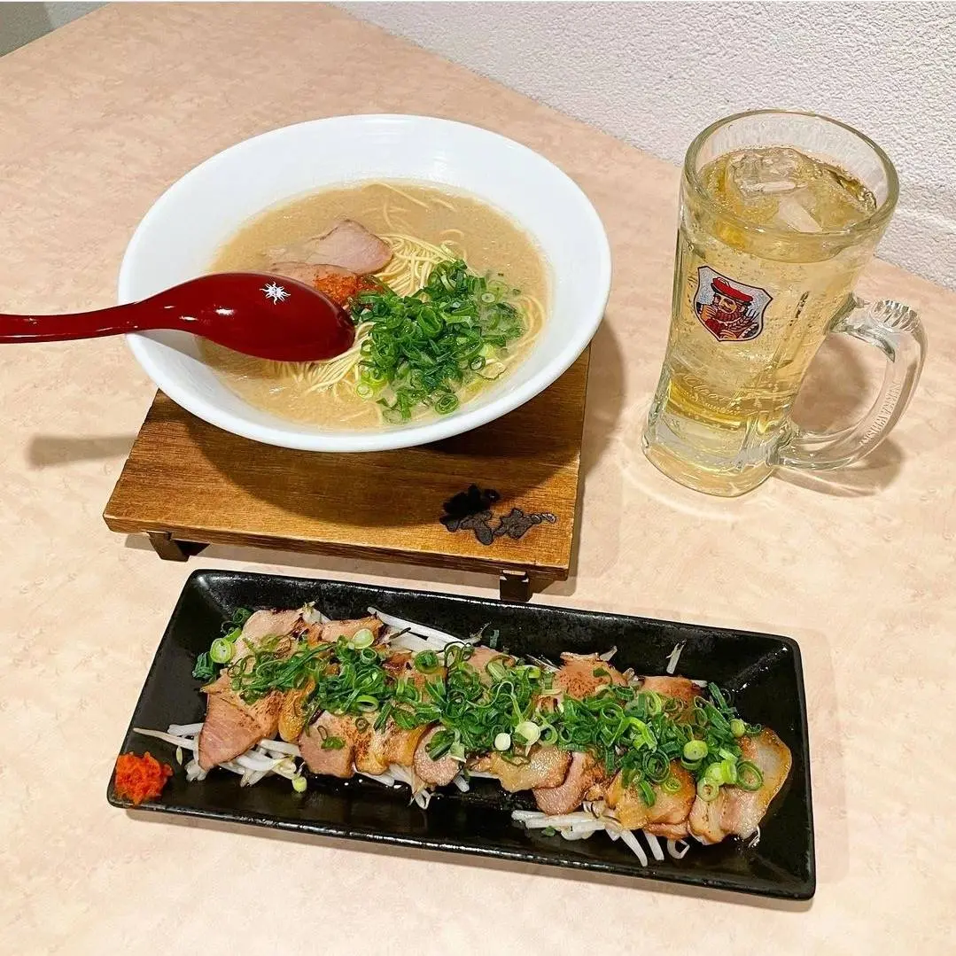 拉面、小菜都能配酒享用